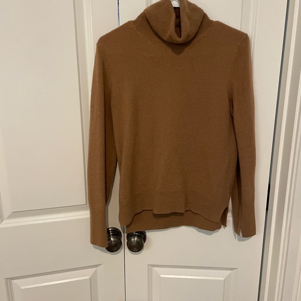 beautiful + soft 100% cashmere sweater!